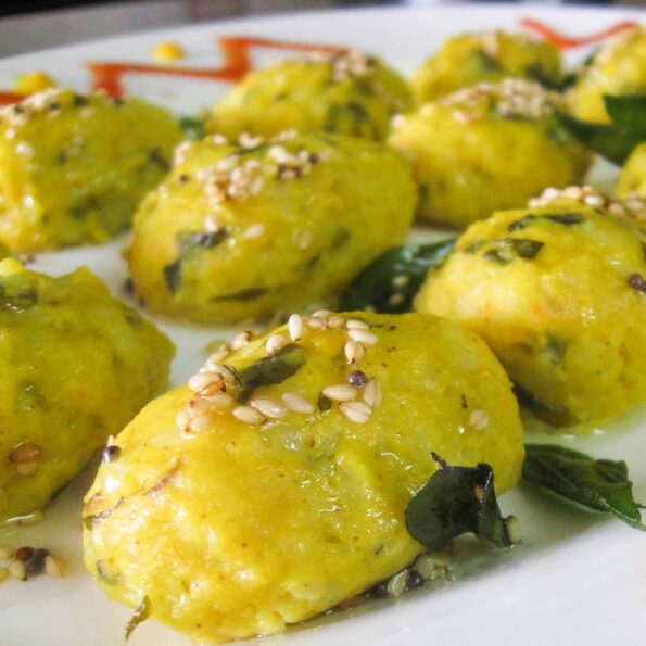 https://www.pontalo.net - Doodhi Na Muthiya Dhokla Recipe