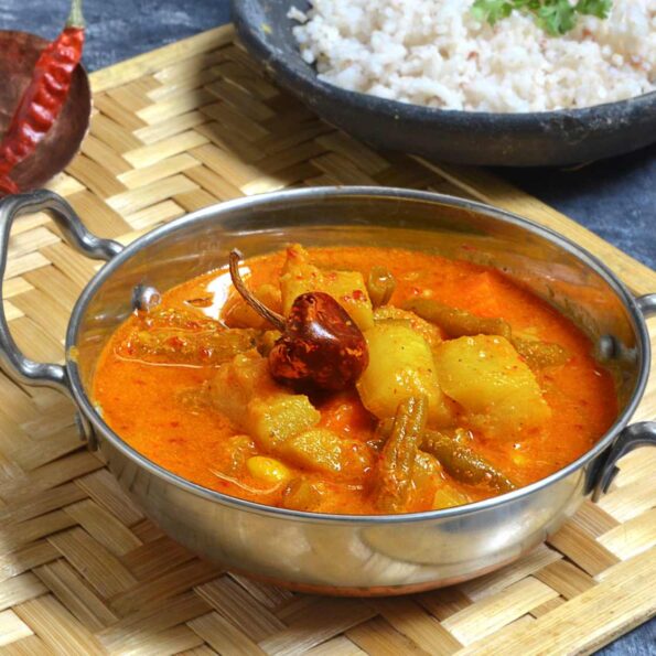 https://www.pontalo.net - Goan Vegetable Curry Recipe