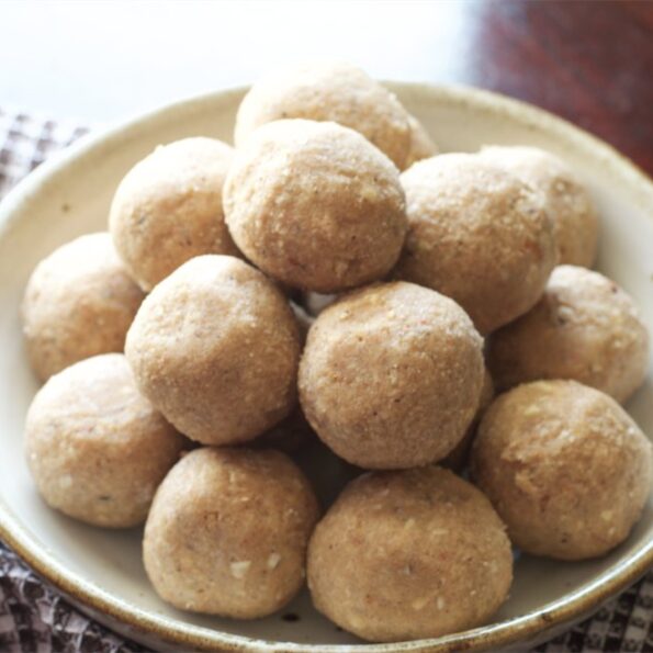 https://www.pontalo.net - Gond Ke Ladoo Recipe - Edible Gum Ladoo