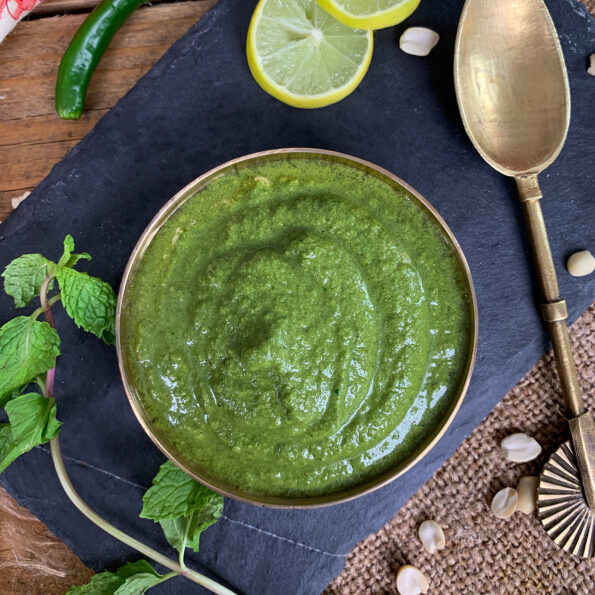 https://www.pontalo.net - Green Chutney Recipe - Coriander Mint Chutney Recipe