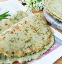 https://www.pontalo.net - Masala Akki Roti With Spinach Recipe - sarvapindi