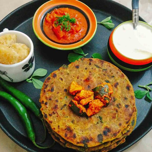 https://www.pontalo.net - Gujarati Methi Na Dhebra Recipe