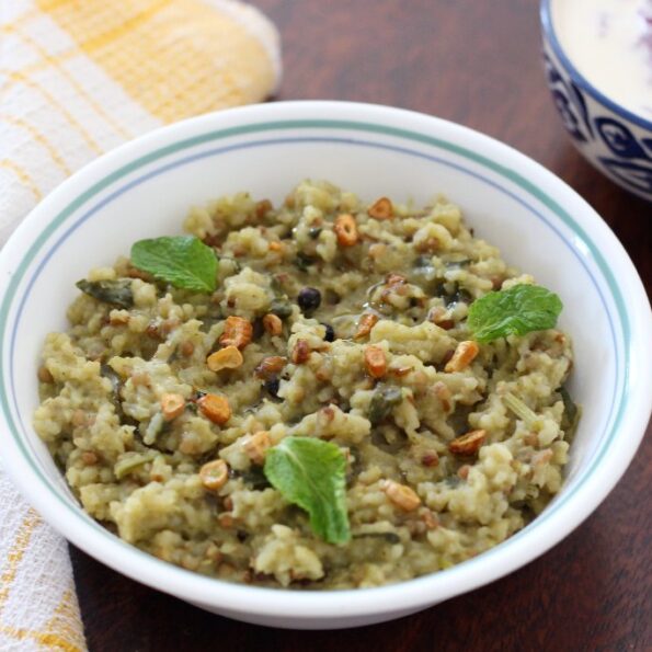 https://www.pontalo.net - Matki Khichdi Recipe - Palak Pudina Moth Bean Khichdi Recipe