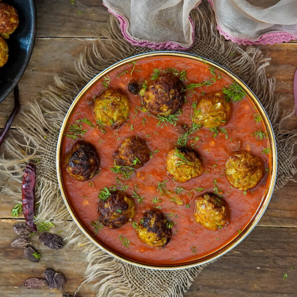 https://www.pontalo.net - Healthy Lauki Kofta Curry Recipe | Non Fried Bottle Gourd Kofta Curry | Dhoodi Kofta