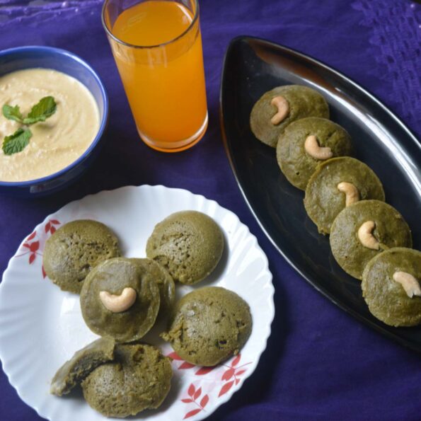 https://www.pontalo.net - Healthy Spinach Idli Recipe (Steamed Spinach Savory Cake)