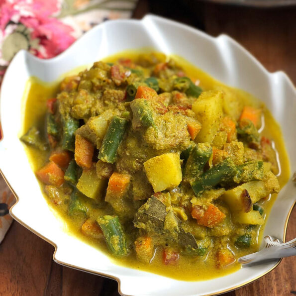 https://www.pontalo.net - Mixed Vegetable Kurma Recipe - Vegetables in Spicy Coconut Curry