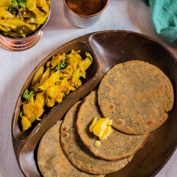 https://www.pontalo.net - Jowar Bajra Garlic Roti Recipe