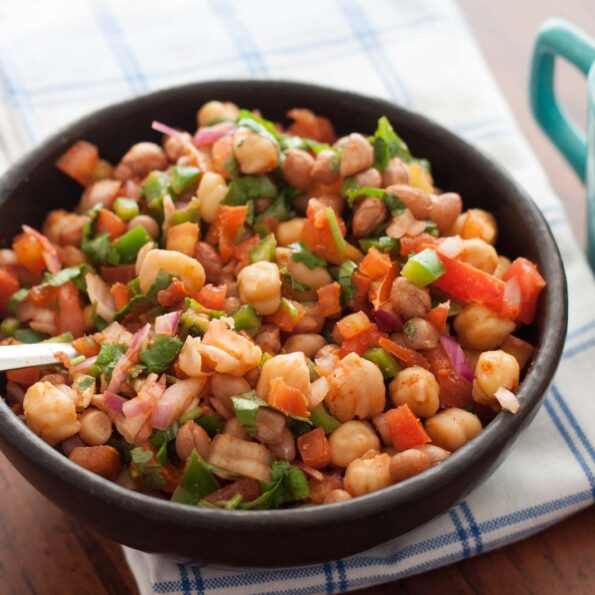 https://www.pontalo.net - Kabuli Chana & Moongphali Salad Recipe