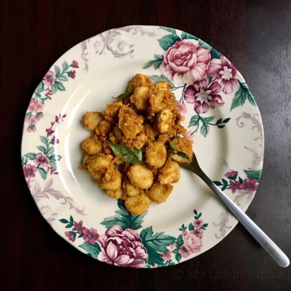 https://www.pontalo.net - Kakka Orotti Recipe - Steamed Mini Rice Balls in Chicken Gravy