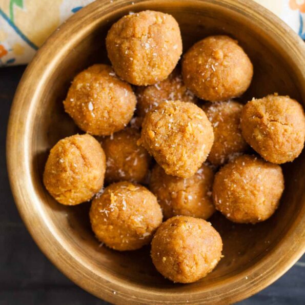 https://www.pontalo.net - Karnataka Style Hurigadale Tambittu Recipe - Gram Flour Ladoo