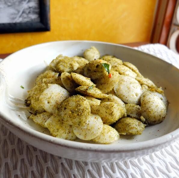 https://www.pontalo.net - Karuveppilai Podi Idli Recipe-Spicy Lentil & Curry Leaves Powder Tossed Idli