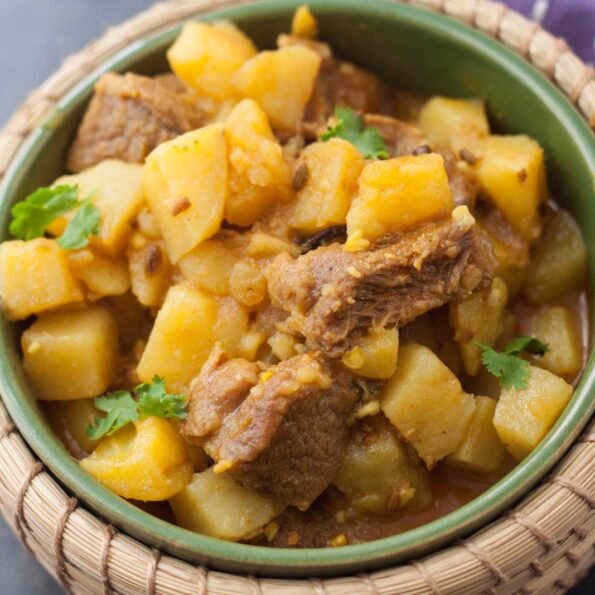 https://www.pontalo.net - Kashmiri Style Mutton Gogji Syun Recipe - Mutton & Turnip