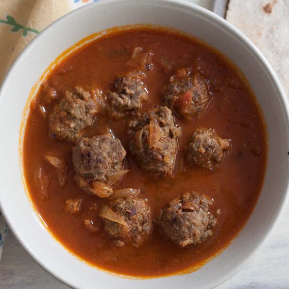 https://www.pontalo.net - Kashmiri Style Rista Recipe - Mutton Kofta Curry