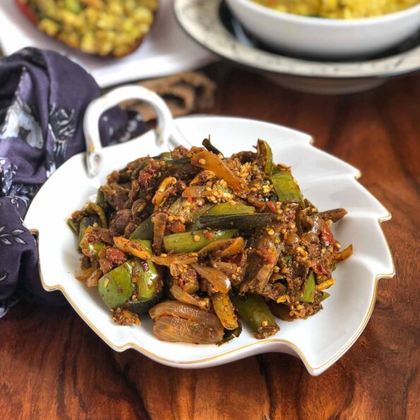 https://www.pontalo.net - Kathirikai Poondu Pirattal Recipe - South Indian Style Brinjal Stir Fry With Garlic