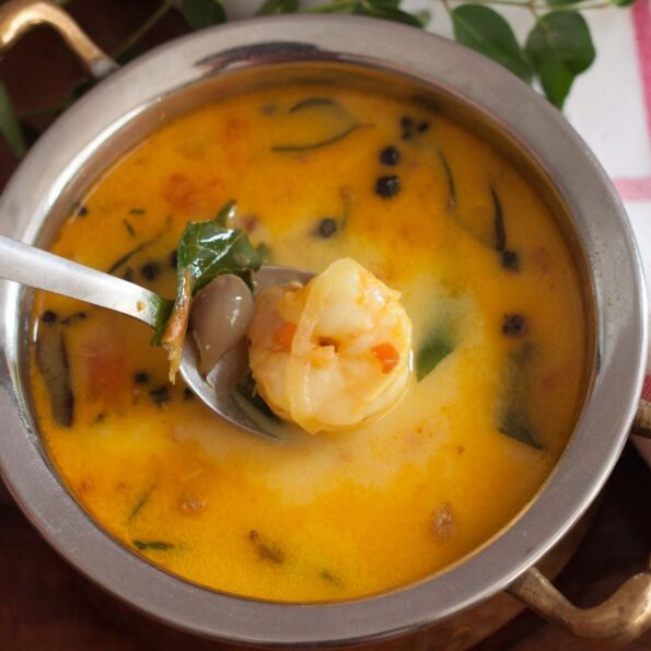 https://www.pontalo.net - Kerala Style Chemmeen Moilee Recipe - Prawn Curry