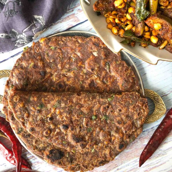 https://www.pontalo.net - Khatti Meethi Ragi Masala Roti Recipe With Carrots