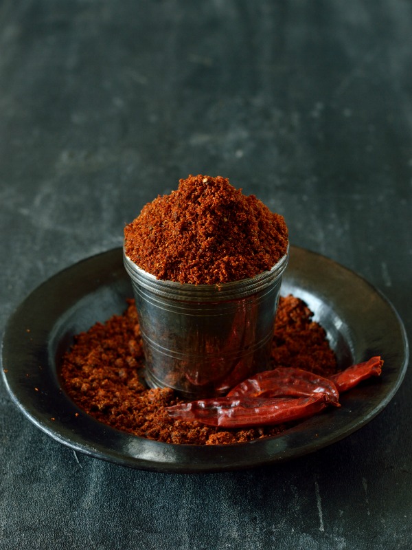 https://www.pontalo.net - Kolhapuri Masala Recipe (Maharashtrian Masala Chutney Powder)