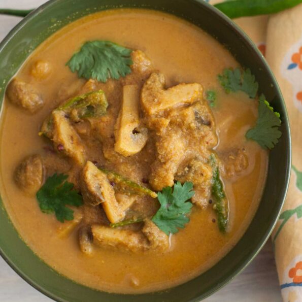 https://www.pontalo.net - Kongunadu Style Kalan kuzhambu Recipe - Mushroom Curry