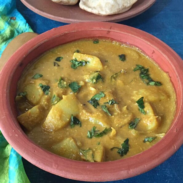 https://www.pontalo.net - Kongunadu Urulai Kurma Recipe (Curried Potatoes from Kongunadu)