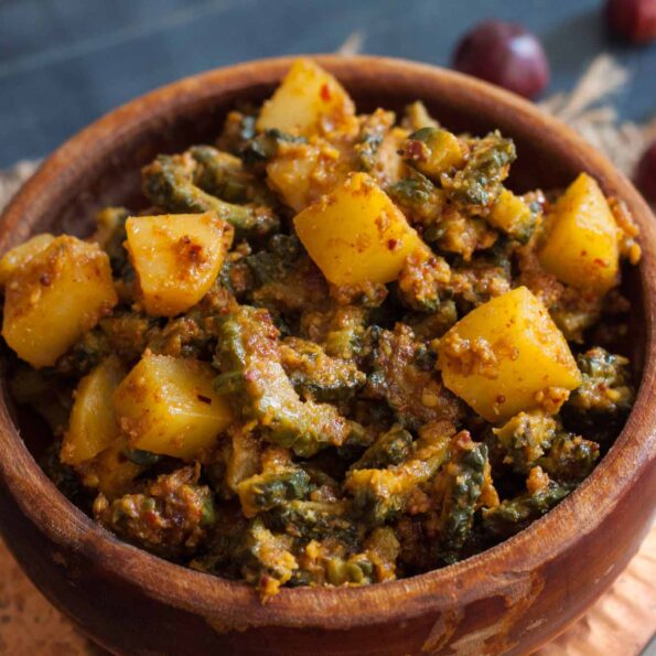 https://www.pontalo.net - कराटे बटाते पूड़ी सांगले रेसिपी - Konkani Style Bitter Gourd And Potato Curry (Recipe In Hindi)