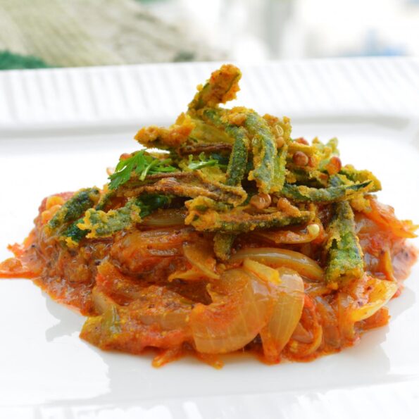 https://www.pontalo.net - Kurkuri Bhindi With Spicy Tomato Yogurt Gravy Recipe