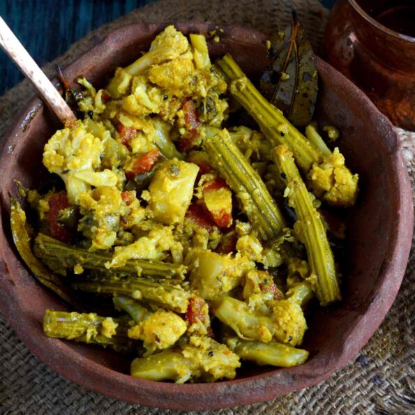 https://www.pontalo.net - Bengali Style Labra Recipe - Mix Vegetable Sabzi