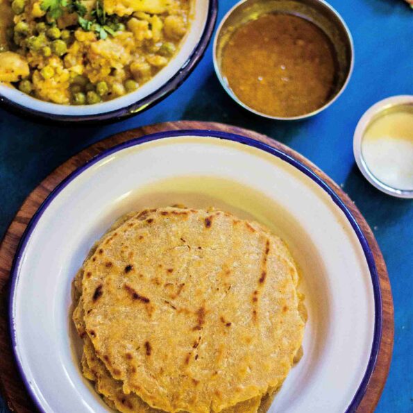 https://www.pontalo.net - Mooli Jowar Ki Roti Recipe - Mullangi Kambu Chapathi