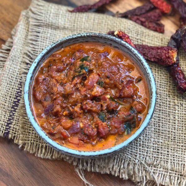 https://www.pontalo.net - Madurai Spicy Tomato Chutney Recipe- Thakkali Vengayam Chutney