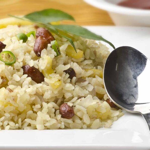 https://www.pontalo.net - Maharashtrian Kanda Poha Recipe