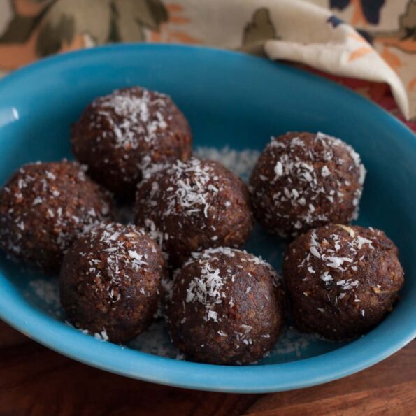 https://www.pontalo.net - Maharashtrian Policha Ladoo Recipe  - Left Over Roti Ladoo