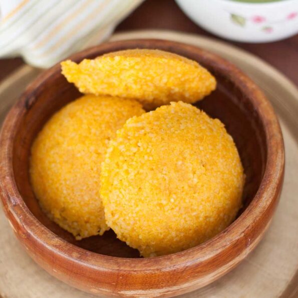 https://www.pontalo.net - Mangalorean Style Cheenikayi Kadubu Recipe (Pumpkin sweet idli Recipe)