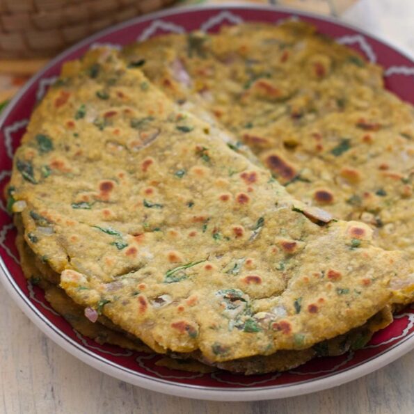 https://www.pontalo.net - Masala Jowar Methi Roti Recipe