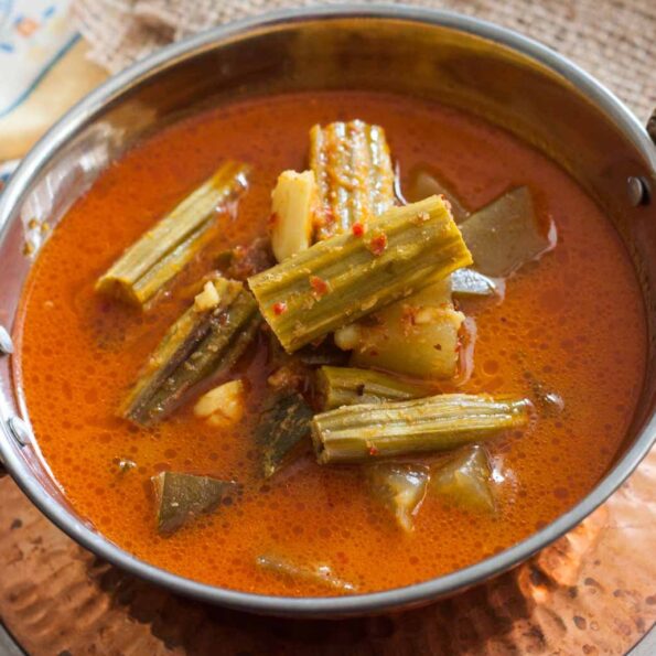 https://www.pontalo.net - Konkani Style Maskasangi Magge Koddel Recipe-Drumstick and Mangalore Cucumber Curry