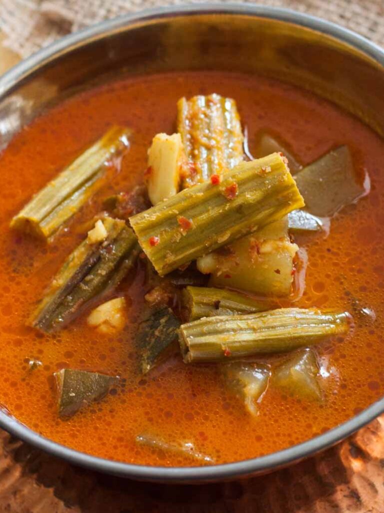 https://www.pontalo.net - Konkani Style Maskasangi Magge Koddel Recipe-Drumstick and Mangalore Cucumber Curry