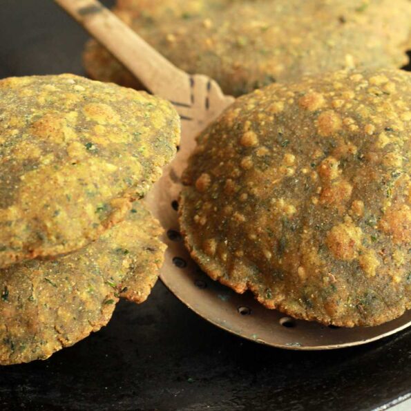 https://www.pontalo.net - Methi Bajra Poori Recipe