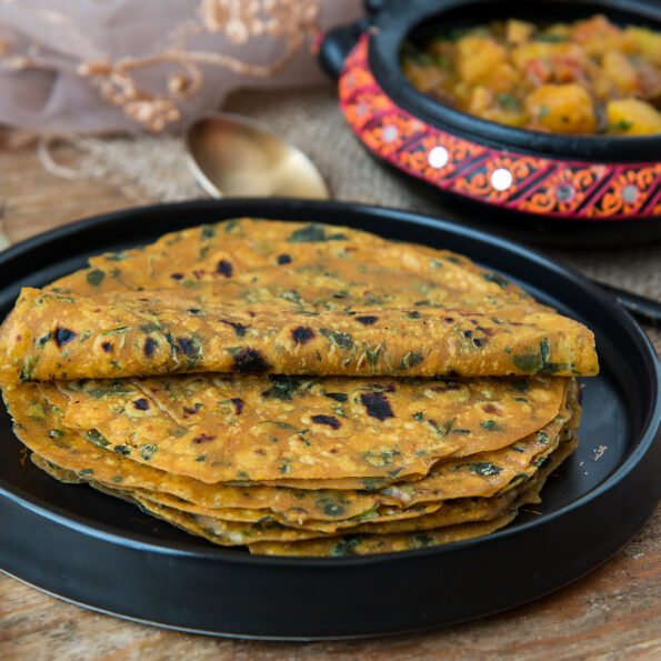 https://www.pontalo.net - Gujarati Methi Thepla- Spiced Indian Flat Bread with Fenugreek Leaves