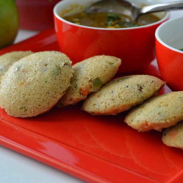 https://www.pontalo.net - Mixed Vegetables Oats Idli Recipe