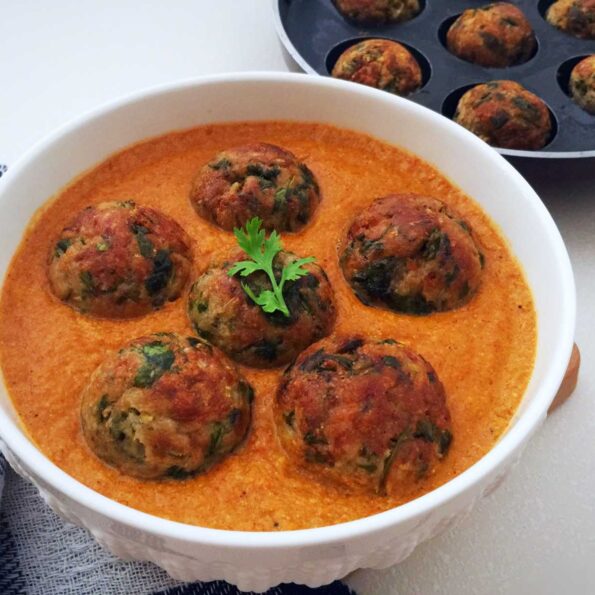 https://www.pontalo.net - Mooli Aur Kaccha Kela Kofta Recipe (Grated Radish And Raw Banana Dumplings In Gravy)