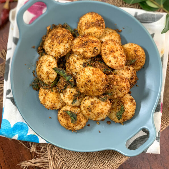 https://www.pontalo.net - Moong Dal Idli With Thengai Milagai Podi Recipe