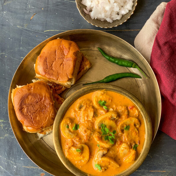 https://www.pontalo.net - Mushroom Caldine Recipe | Vegetarian Goan Mushroom Curry