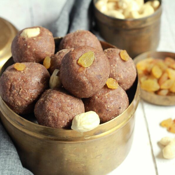 https://www.pontalo.net - Nagli/Ragi Laddu Recipe