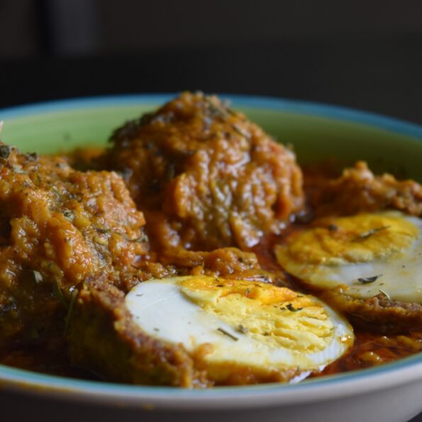 https://www.pontalo.net - Nargisi Kofta Curry Recipe - Spicy Scotched Egg Curry