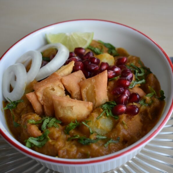 https://www.pontalo.net - Nimki Aloo Anardana Curry Recipe - Potato And Nimki Curry