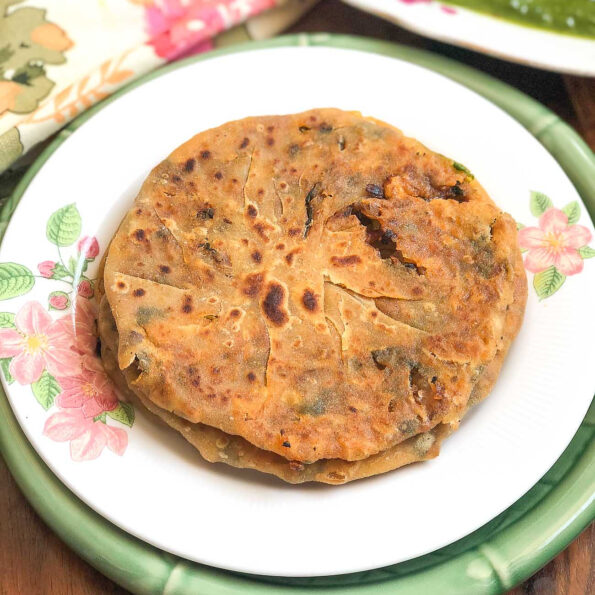 https://www.pontalo.net - Pyaz Ka Paratha Recipe - Spicy Stuffed Onion Paratha