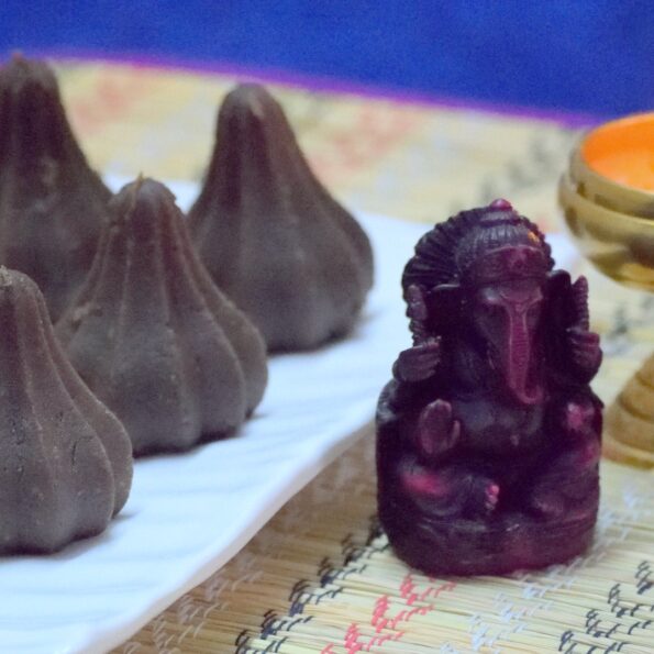 https://www.pontalo.net - Oreo Paneer Modak Recipe