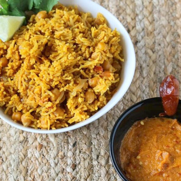 https://www.pontalo.net - Pakistani Chickpeas Pulao Recipe With Sweet Hot Date Onion Chutney