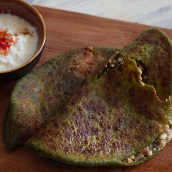 https://www.pontalo.net - Palak Paneer Stuffed Paratha Recipe