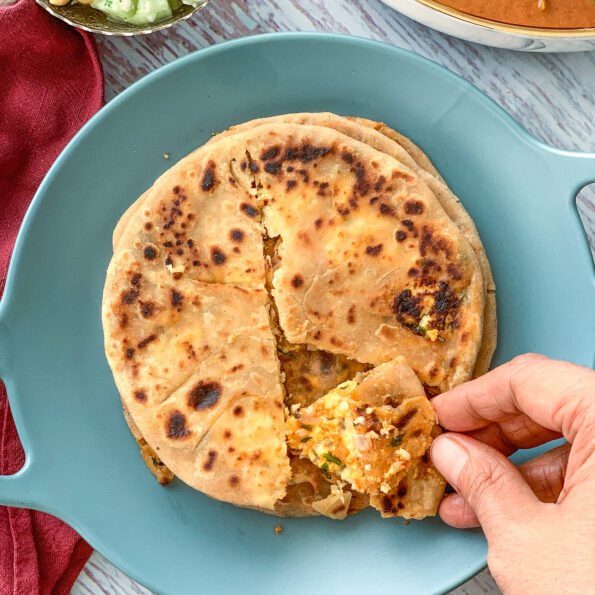 https://www.pontalo.net - Paneer Pyaz Paratha Recipe