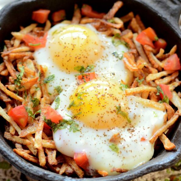 https://www.pontalo.net - Sali Par Eedu Recipe - Parsi Breakfast Eggs On Fried Potato