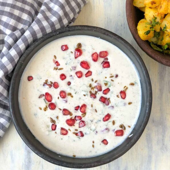 https://www.pontalo.net - Mint And Pomegranate Raita Recipe